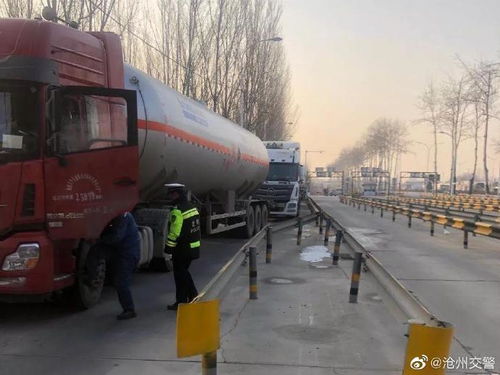 任丘交警强化客货运车辆检查，为春运道路安全畅通保驾护航